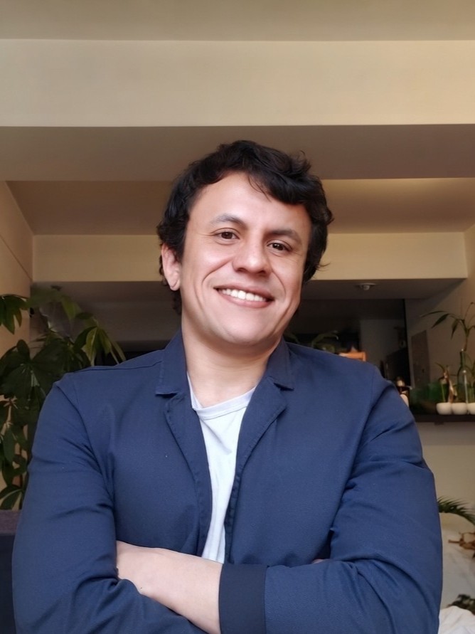 Profesora de Master Lingua en su salón de clases